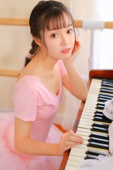 女性の乳頭を凸起しています